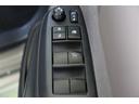 全ての窓が運転席から操作できます。今やほぼ当たり前ですが、無いと不便なアイテムですよね。ドアの施錠・解錠と連動してドアミラーが格納・復帰するオート電動格納機能も装備しています。