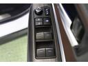 全ての窓が運転席から操作できます。今やほぼ当たり前ですが、無いと不便なアイテムですよね。ドアの施錠・解錠と連動してドアミラーが格納・復帰するオート電動格納機能も装備しています。