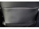 シートバックには便利なポケットを装備しています。車内に散らかりがちな細々としたものやタブレット、雑誌などを収納出来るのでスッキリ片付きます。