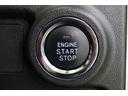プッシュスタートです。キーを携帯しブレーキペダルを踏みこみ、ボタンを押すとエンジンがスタートします。鞄やポケットからキーを取り出さなくてもいいのは楽ですね。
