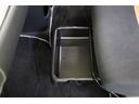 助手席下にはシートアンダートレイを装備しています。引き出して床にじかに置きたくない買い物袋を置いたり、雨の日には濡れたカバンを置いたりもできます。ティッシュなどの収納としても便利に使えます。