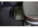 助手席下にはシートアンダートレイを装備しています。引き出して床にじかに置きたくない買い物袋を置いたり、雨の日には濡れたカバンを置いたりもできます。ティッシュなどの収納としても便利に使えます。