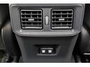 後部座席に向けたエアコン吹き出し口が装備されています。この吹き出し口が有ると、リヤエアコンがなくても後席の快適性はぐんとアップします。足元にはUSBが装備されています。