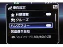 スマートキーを携帯していれば、リヤバンパーの下に足を出し入れするだけで開閉できる【ハンズフリーパワートランクリッド】も備えています。両手が荷物でふさがっている時などに便利な機能です。