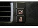 ECOモードはエアコンの利きなどを抑え、低燃費で走れるようサポートします。アクセル操作に対するレスポンスがゆるくなり、急発進や加速はしづらくなります。走行状況に応じてボタンで切替えることが出来ます。