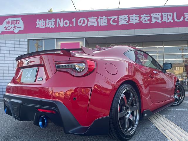 ８６ ＧＴリミテッド　ハイパフォーマンスパッケージ　トムスエアロ／ブレンボ／ＨＫＳマフラー／ＨＫＳ車高調／レイズＴＥ３７ＳＬ／純正ナビ・フルセグＴＶ／Ｂｌｕｅｔｏｏｔｈ／バックカメラ／ＥＴＣ２．０／スマートキー・プッシュスタート／コーナーセンサー（6枚目）