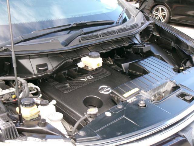 エルグランド ３５０ハイウェイスタープレミアム　両側電動スライドドア／パワーバックドア／後席フリップダウンモニター／純正ナビ・フルセグＴＶ／アラウンドビューモニター／黒革シート／シートヒーター／パワーシート／７人乗りオットマン／純正１８インチアルミ（17枚目）