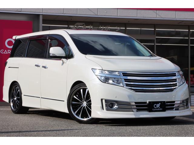 エルグランド ライダー　黒本革シート　マニュアルシート　サンルーフ／エアロ／ＲＡＹＳ２０インチアルミ／ＴＥＩＮ車高調／ニスモマフラー／黒革シート／７人乗りオットマン／ナビ・フルセグＴＶ／両側電動スライドドア／ＨＩＤヘッドライト／ＥＴＣ／スマートキー／禁煙（3枚目）