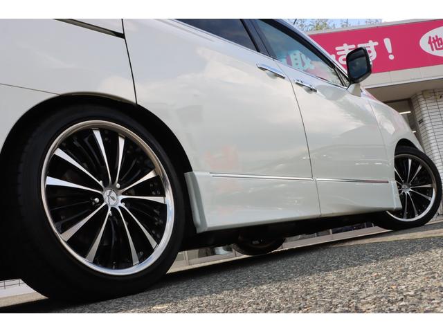 エルグランド ライダー　黒本革シート　マニュアルシート　サンルーフ／エアロ／ＲＡＹＳ２０インチアルミ／ＴＥＩＮ車高調／ニスモマフラー／黒革シート／７人乗りオットマン／ナビ・フルセグＴＶ／両側電動スライドドア／ＨＩＤヘッドライト／ＥＴＣ／スマートキー／禁煙（22枚目）