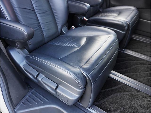 エルグランド ライダー　黒本革シート　マニュアルシート　サンルーフ／エアロ／ＲＡＹＳ２０インチアルミ／ＴＥＩＮ車高調／ニスモマフラー／黒革シート／７人乗りオットマン／ナビ・フルセグＴＶ／両側電動スライドドア／ＨＩＤヘッドライト／ＥＴＣ／スマートキー／禁煙（41枚目）