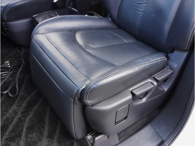 エルグランド ライダー　黒本革シート　マニュアルシート　サンルーフ／エアロ／ＲＡＹＳ２０インチアルミ／ＴＥＩＮ車高調／ニスモマフラー／黒革シート／７人乗りオットマン／ナビ・フルセグＴＶ／両側電動スライドドア／ＨＩＤヘッドライト／ＥＴＣ／スマートキー／禁煙（50枚目）