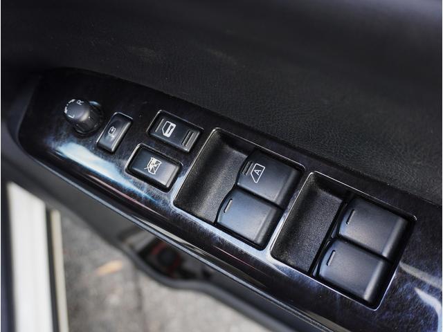 エルグランド ライダー　黒本革シート　マニュアルシート　サンルーフ／エアロ／ＲＡＹＳ２０インチアルミ／ＴＥＩＮ車高調／ニスモマフラー／黒革シート／７人乗りオットマン／ナビ・フルセグＴＶ／両側電動スライドドア／ＨＩＤヘッドライト／ＥＴＣ／スマートキー／禁煙（52枚目）