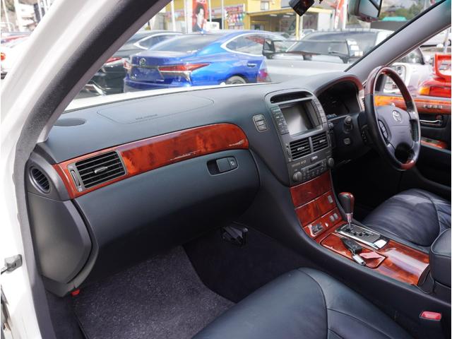 セルシオ ｅＲ仕様　後期型最終モデル／サンルーフ／純正ナビ／バックカメラ／黒革メモリー付パワーシート／ウッドコンビステアリング／クルーズコントロール／リア電動サンシェード／純正ＥＴＣ／スマートキー／純正１８インチアルミ（49枚目）