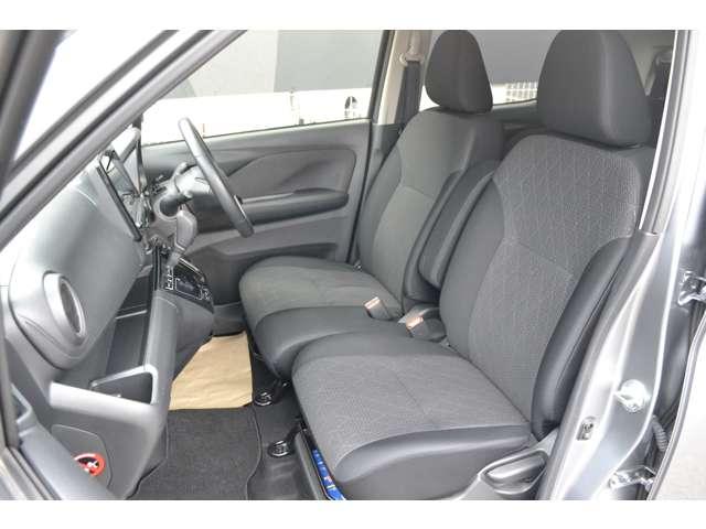 運転席・助手席の行き来もしやすいベンチシートです！純正シートカバーを装備！