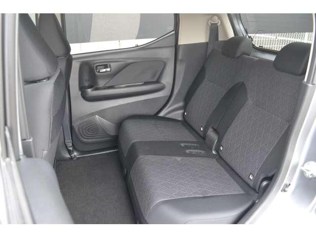 リヤシートも広々としたニールームを確保しているので大人が足を組める余裕のスペースがあります。