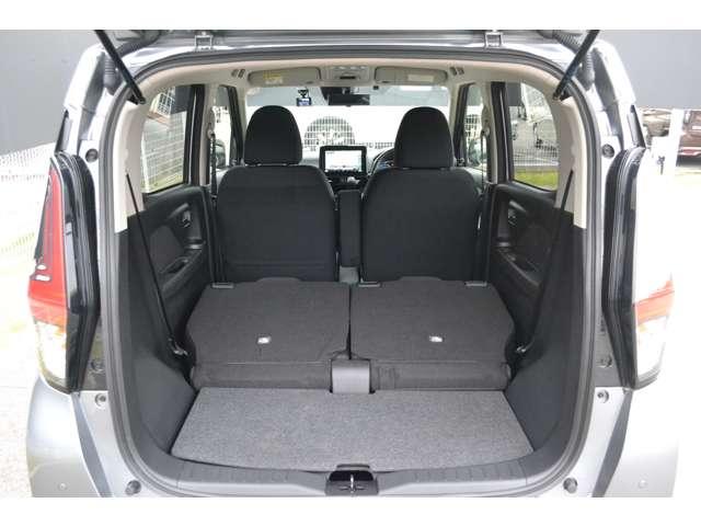 リヤシートは、簡単操作で折りたたみが可能。長尺物も積み込めます。