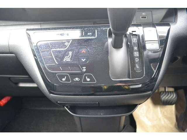 タッチパネル式のオートエアコン装備。シートヒーターも装備されています！