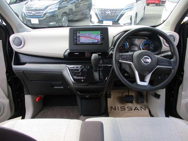 デイズ ６６０　Ｘ　アラウンドビューモニター・純正ナビゲーシ　アラウンドＭ　踏み間違え防止　スマートキー　イモビライザー　バックカメラ　レーンキープ　アイドリングストップ　キーレス　フルオートエアコン　ＷＡＢ　運転席エアバック　サイドエアバッグ　ＰＳ　ＡＢＳ（3枚目）