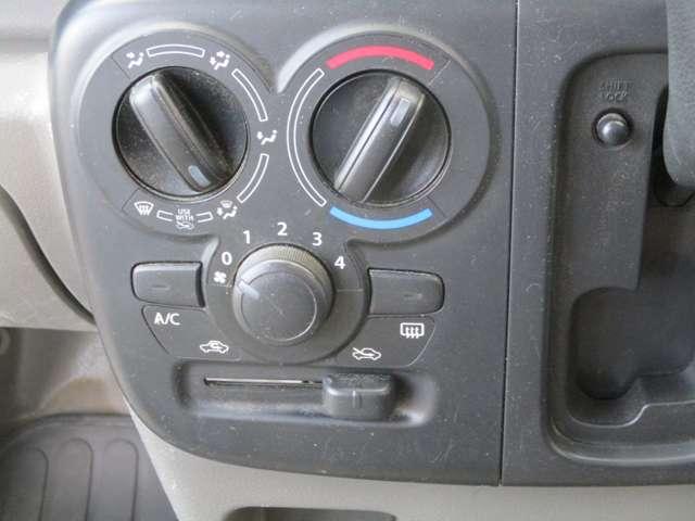 NV100クリッパーバン 660 DX エマージェンシーブレーキ パッケージ ハイルーフ 5AGS車 4WD ドライブレコーダー・4WD・U5K0405 切替式4WD エマジェンシーブレーキ 助手席エアバック 運転席エアバック リモコンキー マニュアルエアコン ドラレコ パワステ ABS 寒冷地仕様車(5枚目)