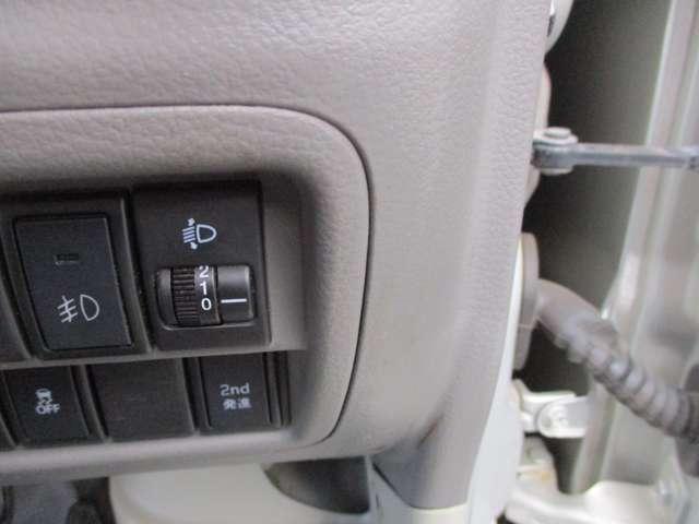 NV100クリッパーバン 660 DX エマージェンシーブレーキ パッケージ ハイルーフ 5AGS車 4WD ドライブレコーダー・4WD・U5K0405 切替式4WD エマジェンシーブレーキ 助手席エアバック 運転席エアバック リモコンキー マニュアルエアコン ドラレコ パワステ ABS 寒冷地仕様車(7枚目)