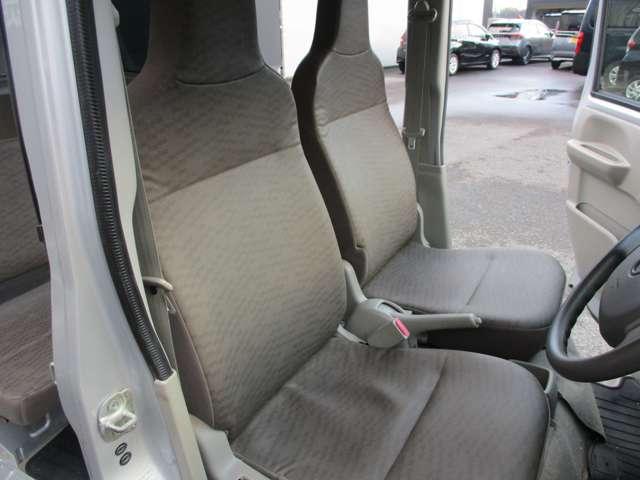 NV100クリッパーバン 660 DX エマージェンシーブレーキ パッケージ ハイルーフ 5AGS車 4WD ドライブレコーダー・4WD・U5K0405 切替式4WD エマジェンシーブレーキ 助手席エアバック 運転席エアバック リモコンキー マニュアルエアコン ドラレコ パワステ ABS 寒冷地仕様車(19枚目)