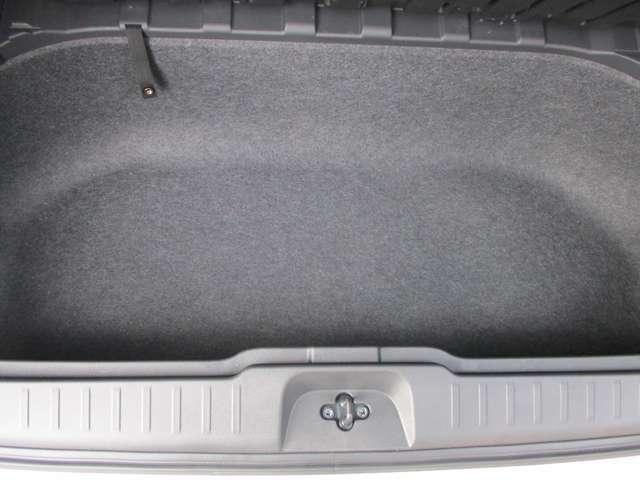 セレナ ２．０　ハイウェイスターＶ　アラウンドビューモニター・ドライブレコー　Ｗ電動スライド　レーダークルコン　レーンアシスト　ＬＥＤランプ　盗難防止システム　ＥＴＣ装備　カーテンエアバッグ　アルミホイール　キーフリー　メモリ－ナビ　ナビＴＶ　エアコン　ドラレコ　ワンセグＴＶ（42枚目）