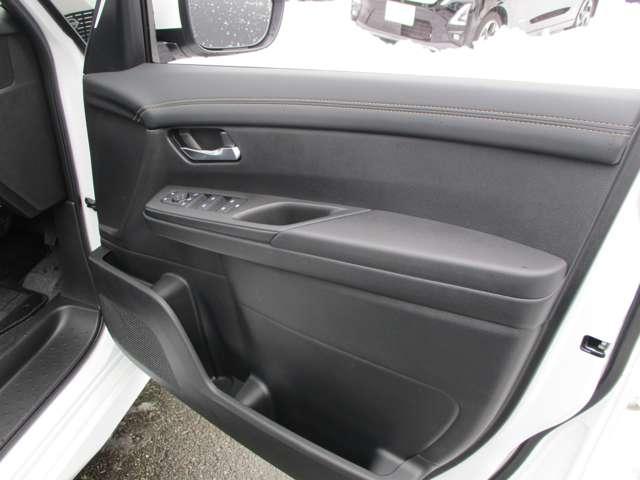 セレナ ２．０　ハイウェイスターＶ　アラウンドビューモニター・ドライブレコー　地上デジタル　ＬＫＡ　追従クルーズ　アイドリングＳ　スマートキー＆プッシュスタート　両側自動ドア　３列シート　Ｂカメラ　ＥＴＣ装備　ドラレコ　エアコン　ＡＢＳ（23枚目）