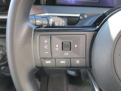 ハンドルから手を離すことなく、オーディオの切り替えや音量調節ができるステアリングスイッチ。 7