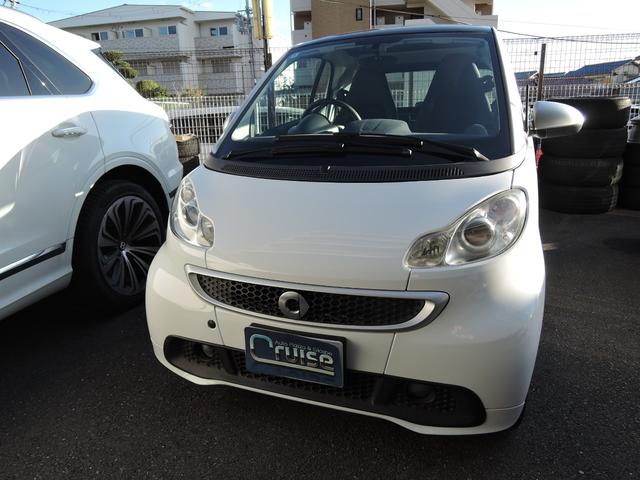 スマートフォーツークーペ ｍｈｄパッション　４５１後期・最終モデル　ホワイト／シルバー　アイドリングストップ　キーレスキー２本　パノラミックルーフ　純正オーディオ　１５インチアルミホイール　フォグランプ（3枚目）