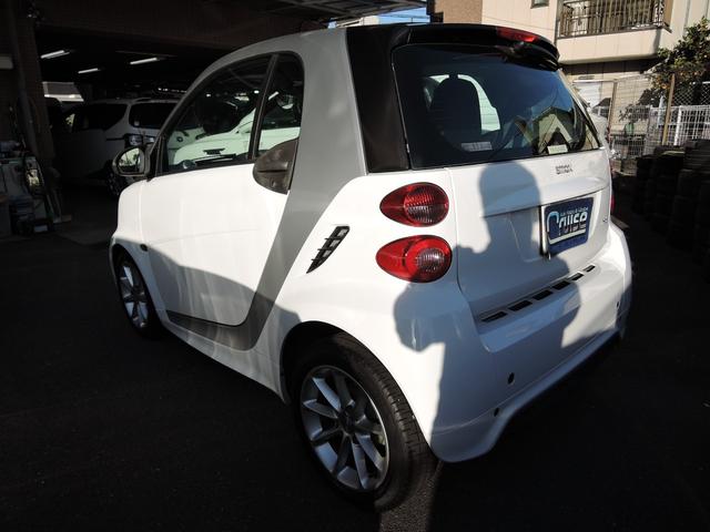 スマートフォーツークーペ ｍｈｄパッション　４５１後期・最終モデル　ホワイト／シルバー　アイドリングストップ　キーレスキー２本　パノラミックルーフ　純正オーディオ　１５インチアルミホイール　フォグランプ（4枚目）