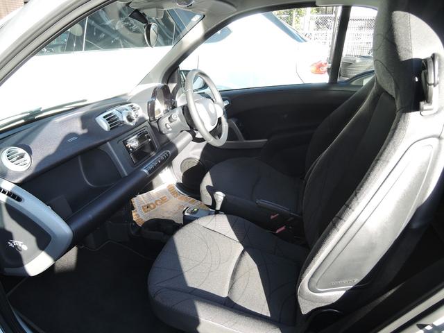 スマートフォーツークーペ ｍｈｄパッション　４５１後期・最終モデル　ホワイト／シルバー　アイドリングストップ　キーレスキー２本　パノラミックルーフ　純正オーディオ　１５インチアルミホイール　フォグランプ（5枚目）