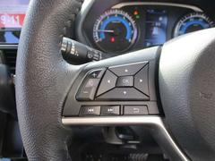 ハンドルから手を離すことなく、オーディオの切り替えや音量調節ができるステアリングスイッチ。 7