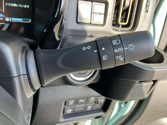 ���s���̎Ԃ����̖͂��邳�����m���āA�����I�Ƀw�b�h���C�g��_���^�������Ă���܂��B