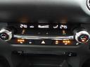 設定した温度に対して風量を自動調整してくれる、オートエアコンを装備しております。シートヒーターやステアリングヒーターの操作部も配置されています。
