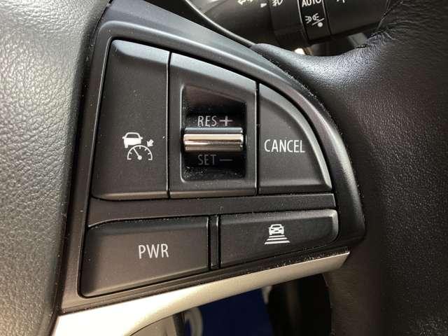 レーダークルーズコントロール機能付き　高速走行時等の補助をしてくれるのに加え、先行車との車間距離を保つように車速をコントロールし、追従走行します