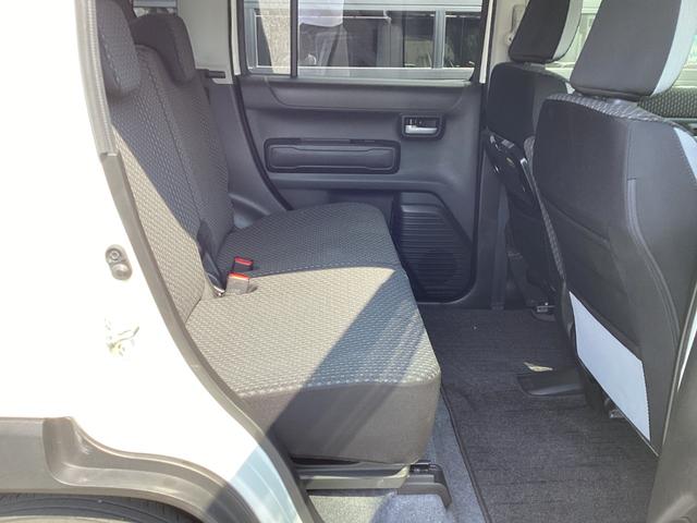 後部座席は、２人乗り仕様です。大人が余裕を持って乗車出来るスペースが有ります。また、後部座席を使用しない場合は、背もたれを前に倒して荷物スペースを広げる事が可能です