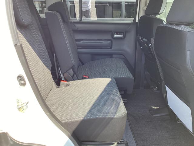 左右独立タイプのリアシート　左右個別に前後スライド、リクライニングが可能です