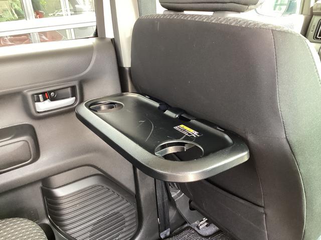 後部座席の背もたれに収納式のドリンクホルダー付きのアームレストが装備されています