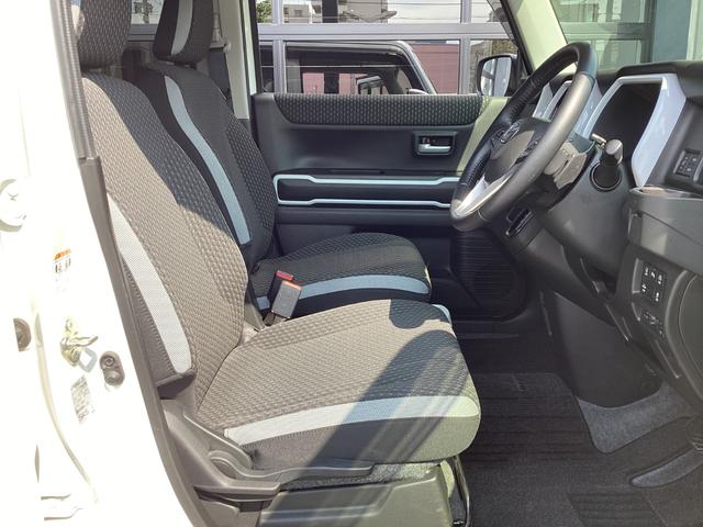 運転席も足元スッキリゆったり広々♪