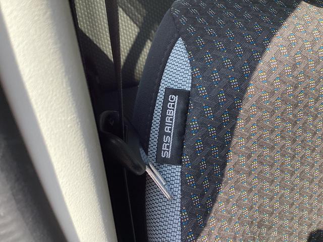 サイドエアバッグはシートバックに内蔵されています