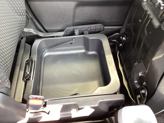 助手席シート下に取り外して持ち運び可能なシートアンダーボックス付き　これは便利ですよ♪