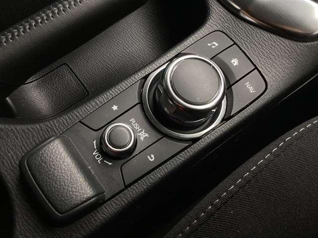 「ＭＡＺＤＡコネクト」コマンダー部　手元を見ることなく操作出来るように左手を自然に降ろした位置に設置。シンプルで使いやすく、機能を覚えやすいボタン配置になっています。