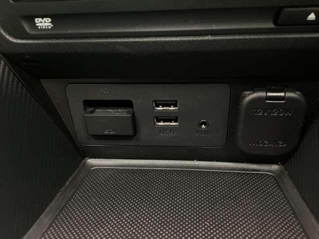 ＵＳＢ端子２個＆ＡＵＸミニジャック１個　ミュージックプレーヤー接続でお気に入りの音楽を楽しむことが出来ます♪ＵＳＢ端子接続で可能な端末充電を同時に２個行うことが出来ます。