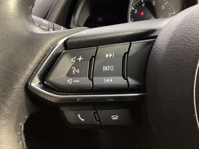 ハンドルの左側にはステアリングスイッチが設置されています。オーディオ系の操作やハンズフリー電話の設定も可能です♪