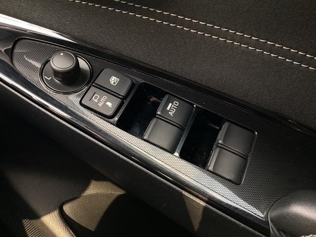 ラクラク操作のパワーウインドウ付きです。運転席はワンタッチオート機能付きです。また、電動格納ドアミラーも装着、狭い駐車スペースなどでの使用時に大変便利です。