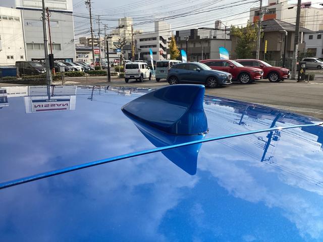 ルーフに取り付けてあるラジオアンテナは見た目もオシャレなシャークフィンアンテナです
