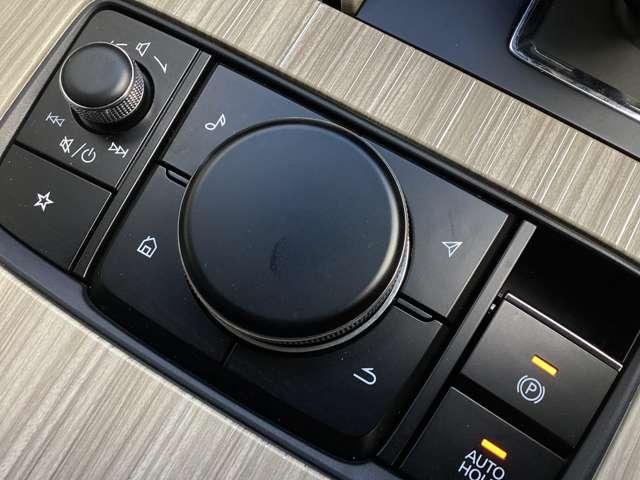 �u�l�`�y�c�`�R�l�N�g�v�R�}���_�[���@�茳�����邱�ƂȂ�����o����悤�ɍ�������R�ɍ~�낵���ʒu�ɐݒu�B�V���v���Ŏg���₷���A�@�\���o���₷���{�^���z�u�ɂȂ��Ă��܂��B