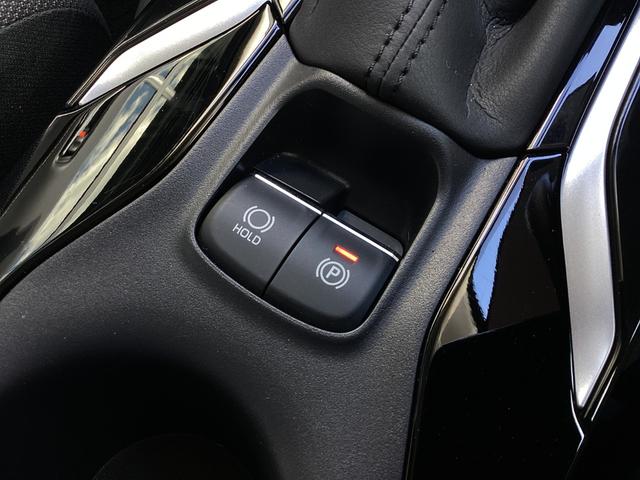 �T�C�h�u���[�L�͓d�q���p�[�L���O�u���[�L���̗p���Ă��܂��B�y���͂Ńp�[�L���O�u���[�L�������邱�Ƃ��ł��A�X�C�b�`���������A���i�̂��߂ɃA�N�Z���y�_���𓥂݂��ނƉ�������܂��B