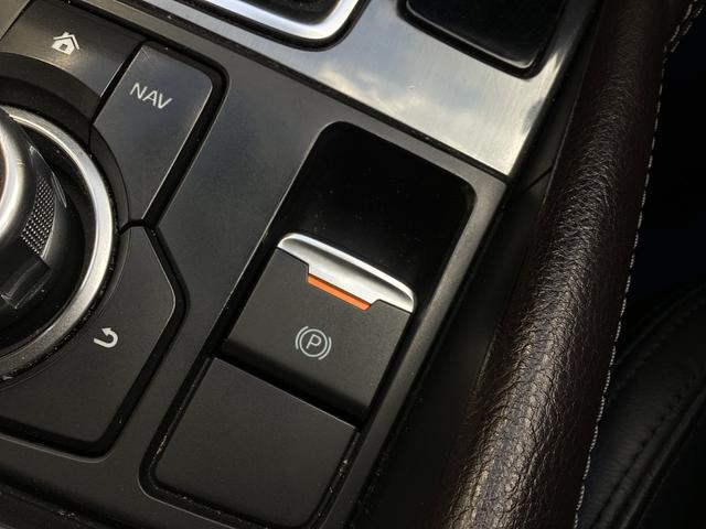 �T�C�h�u���[�L�͓d�q���p�[�L���O�u���[�L���̗p���Ă��܂��B�y���͂Ńp�[�L���O�u���[�L�������邱�Ƃ��ł��A�X�C�b�`���������A���i�̂��߂ɃA�N�Z���y�_���𓥂݂��ނƉ�������܂��B