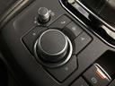 「MAZDAコネクト」コマンダー部 手元を見ることなく操作出来るように左手を自然に降ろした位置に設置。シンプルで使いやすく、機能を覚えやすいボタン配置になっています。
